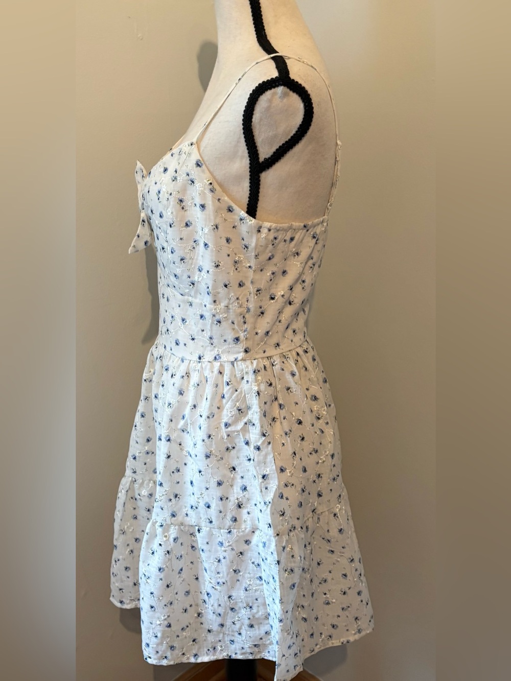 Blue & White Floral Tie Front Spaghetti Strap Dress Lined Women’s Size Medium - Picture 4 of 7